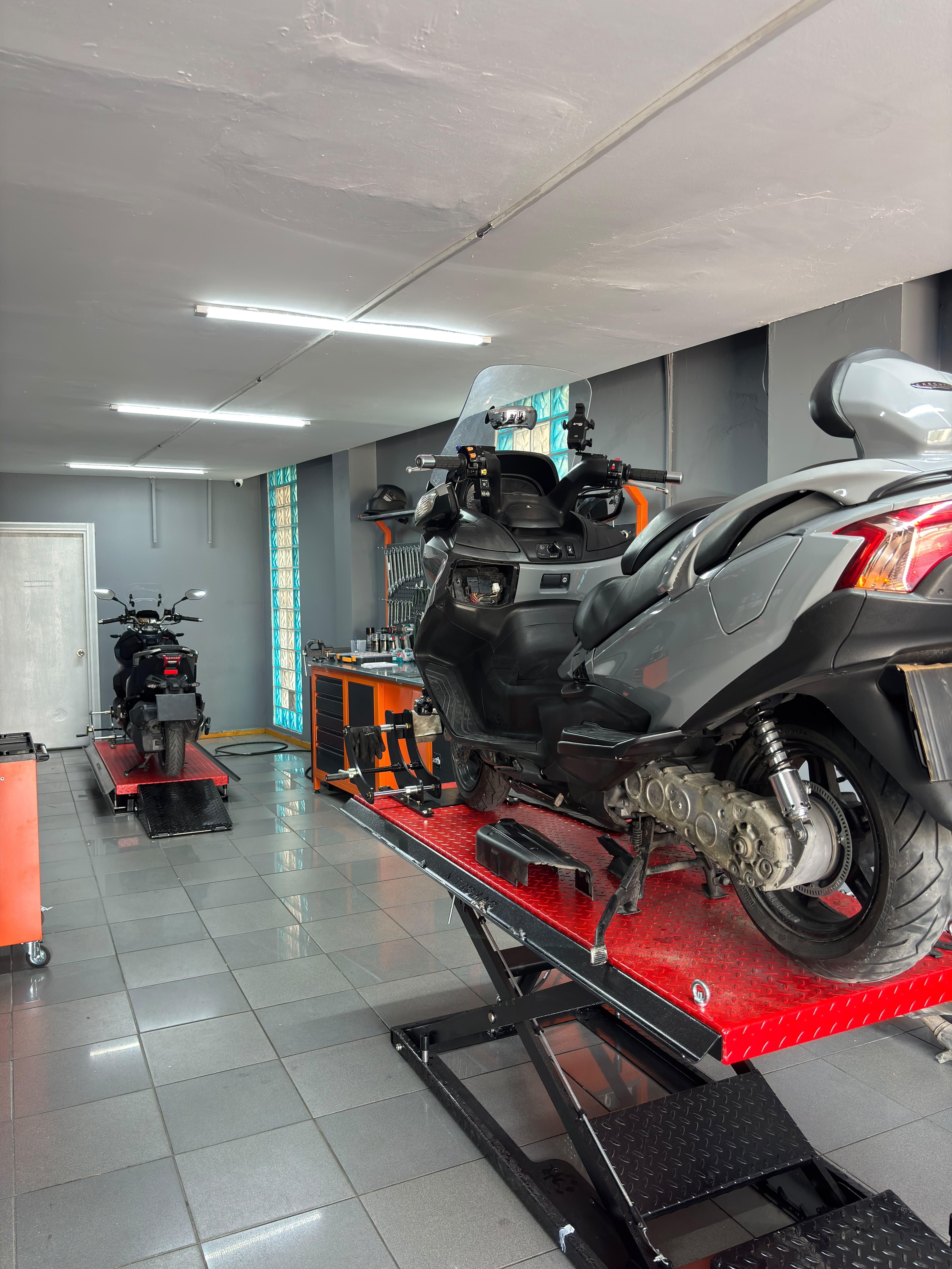 Moto Praktiker Atölye ve Çift Hidrolik Kaldırma Platformları