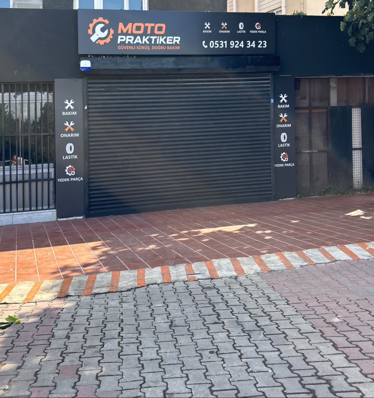 Moto Praktiker Mağaza Girişi